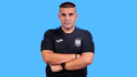 V&iacute;ctor Beas, entrenador del F.S. Valdepe&ntilde;as