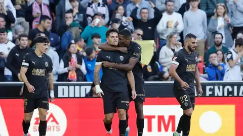 23/11/2024 14:32 (UTC +01:00) Crédito: EFE Fuente: EFE Autor: Ana Escobar Temática: Deporte » Fútbol El delantero del Valencia Hugo Duro celebra tras marcar el 3-1 al Real Betis. 23/11/2024 14:32 (UTC +01:00) Crédito: EFE Fuente: EFE Autor: Ana Escobar Temática: Deporte » Fútbol El delantero del Valencia Hugo Duro celebra tras marcar el 3-1 al Real Betis.