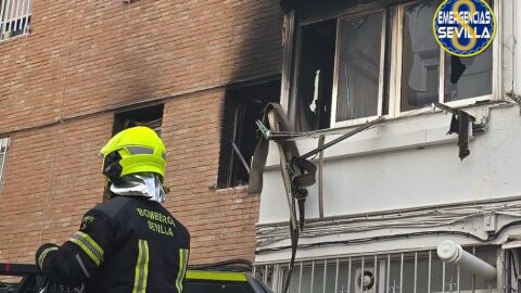 Bombero de Sevilla actuando en el incendio de la vivienda