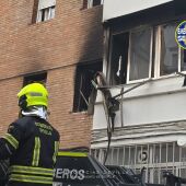 Bombero de Sevilla actuando en el incendio de la vivienda