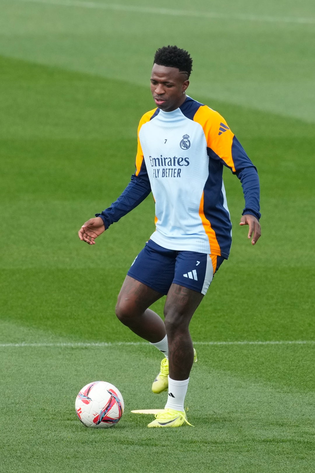 Vinicius, baja en Anfield por lesión Vinicius, baja en Anfield por lesión