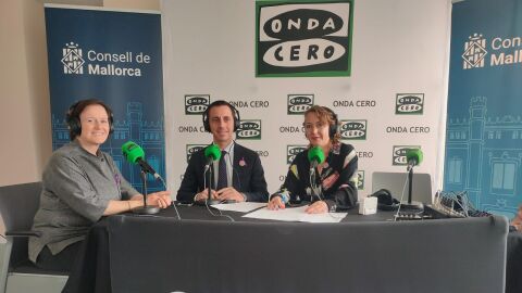 El Presidente del Consell de Mallorca, Lloren&ccedil; Galm&eacute;s, junto a Ana Ferriol, directora insular de Familias, y Elka Dimitrova. 