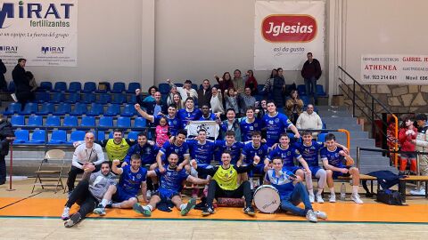 23-11 La plantilla del Base Oviedo celebra su victoria en Salamanca