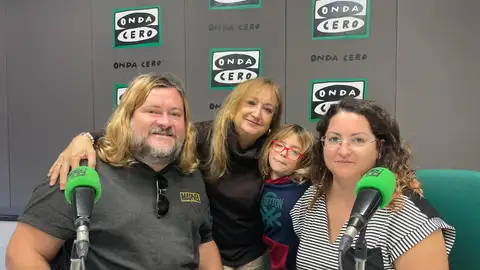 Ana Babiloni con la familia de 'El Pixaví'. Ana Babiloni con la familia de 'El Pixaví'.