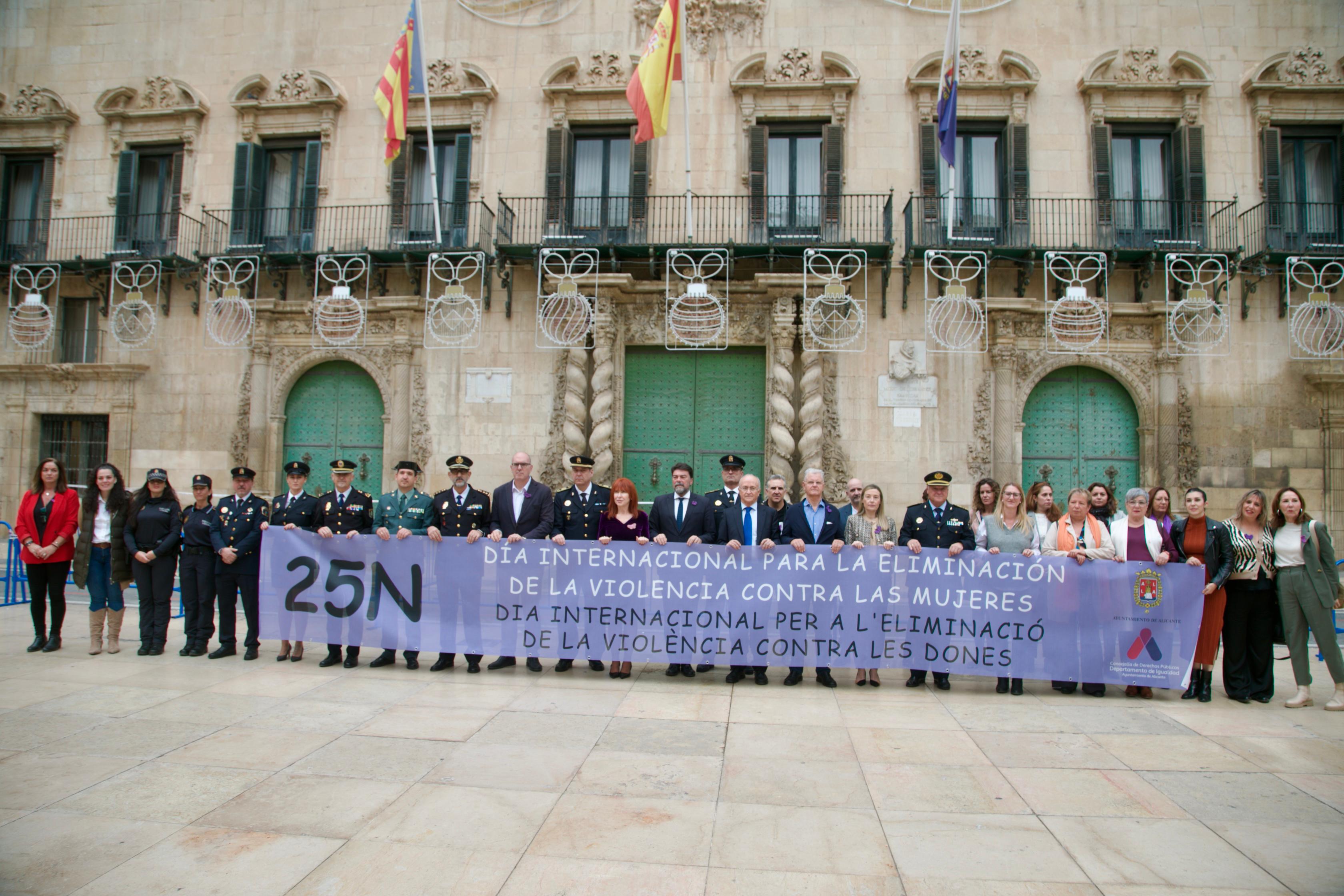Alicante pone el foco en la lucha por la erradicación de la violencia de género y el recuerdo de las víctimas Alicante pone el foco en la lucha por la erradicación de la violencia de género y el recuerdo de las víctimas