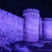 Castillo de las 300 Torres iluminado de color morado. Castillo de las 300 Torres iluminado de color morado.