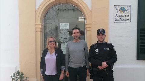 Aure Gonz&aacute;lez, Joan Palliser y un agente policial.