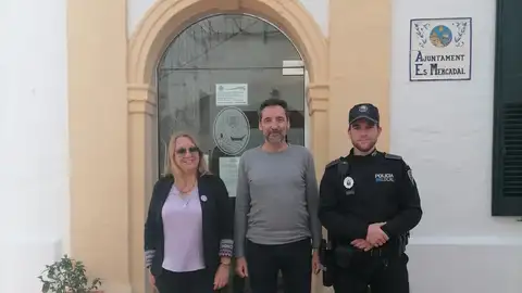 Aure González, Joan Palliser y un agente policial. Aure González, Joan Palliser y un agente policial.