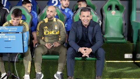 24-11-2024 Javi Calleja, entrenador del Real Oviedo, en el banquillo del Mart&iacute;nez Valero