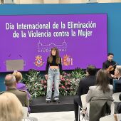 Una actriz ha hecho una representación durante el el acto del 25-N