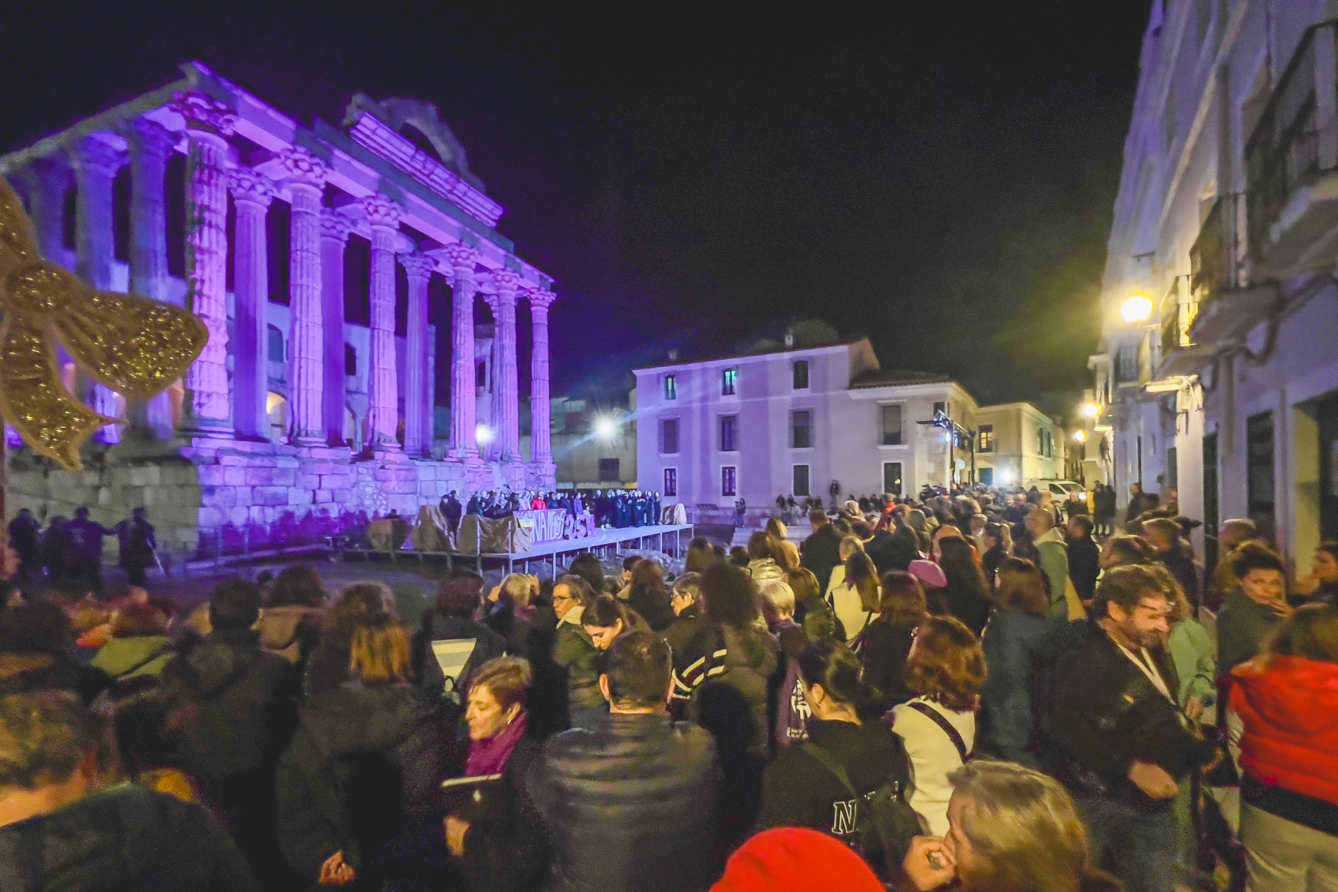 Miles de personas salen a las calles de las ciudades y pueblos extremeños para clamar contra la violencia machista Miles de personas salen a las calles de las ciudades y pueblos extremeños para clamar contra la violencia machista