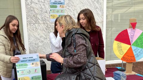 Los alumnos y las alumnas del IES Llombai en la calle la Tanda. 