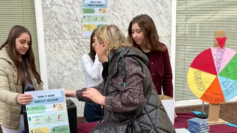 Los alumnos y las alumnas del IES Llombai en la calle la Tanda. Los alumnos y las alumnas del IES Llombai en la calle la Tanda.