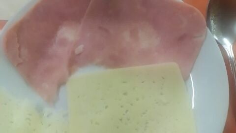 Uno de los platos de comida que se ha servido en la residencia de la tercera edad de Altabix de Elche.