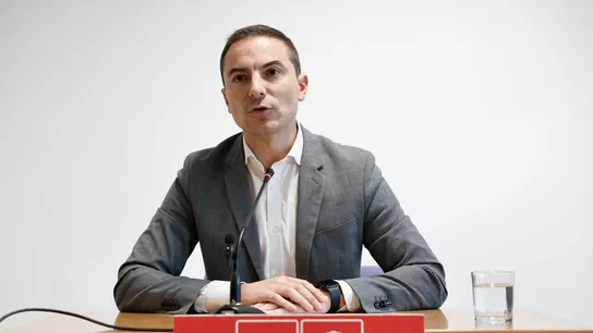 El secretario general del PSOE-M, Juan Lobato, durante su comparecencia. El secretario general del PSOE-M, Juan Lobato, durante su comparecencia.
