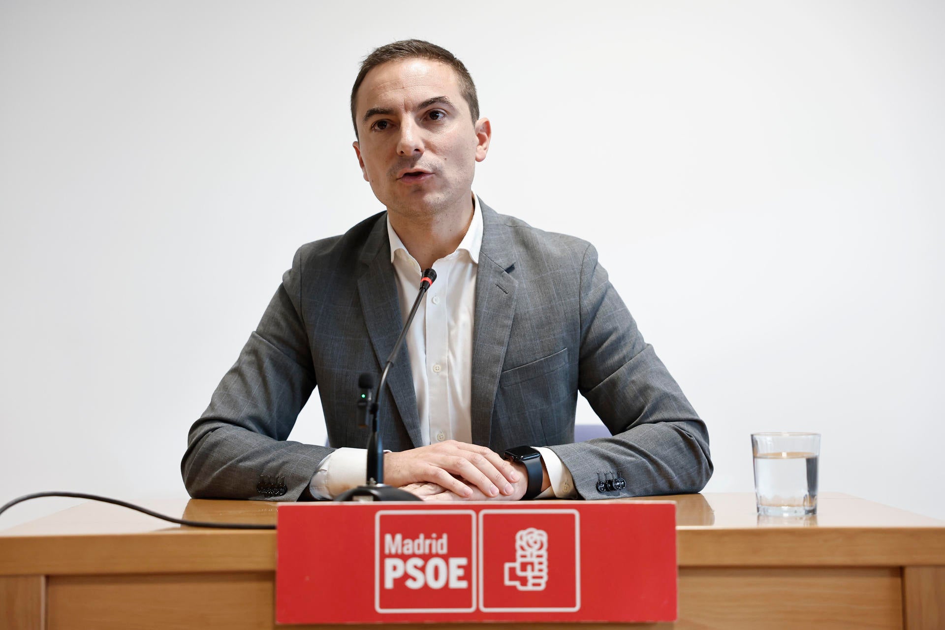 Juan Lobato no dimite y denuncia un "linchamiento" de "algunos dirigentes" del PSOE: "No contemplo que fuera falso" Juan Lobato no dimite y denuncia un "linchamiento" de "algunos dirigentes" del PSOE: "No contemplo que fuera falso"