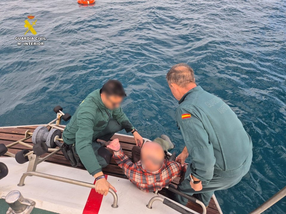 Un guardia civil salva a un hombre cuyo kayak había volcado y se encontraba a la deriva en el mar Un guardia civil salva a un hombre cuyo kayak había volcado y se encontraba a la deriva en el mar