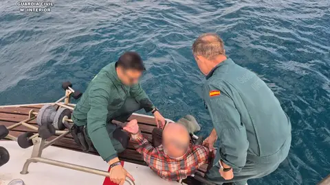 Agentes del Servicio Marítimo suben a bordo al hombre Agentes del Servicio Marítimo suben a bordo al hombre