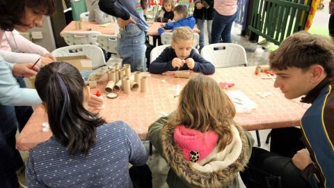 Ni&ntilde;os disfrutando de un taller en Jugarama