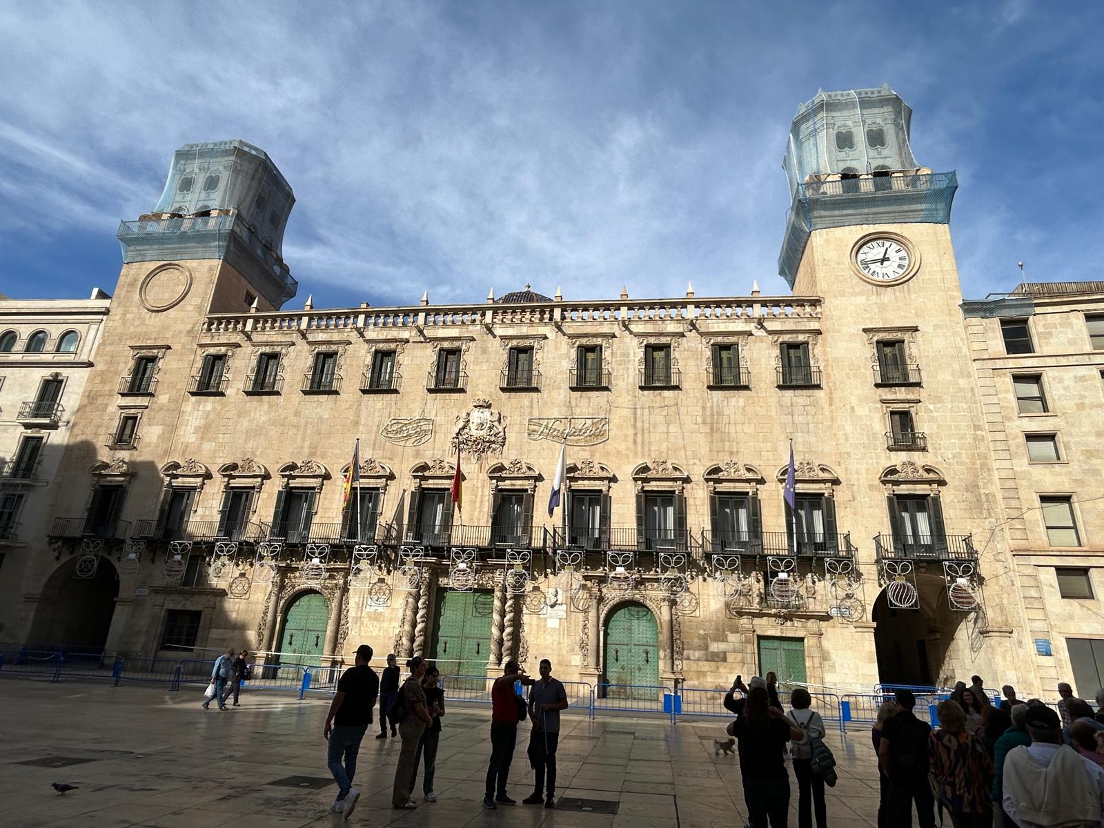 El ayuntamiento de Alicante aprueba la protección de las torres del edificio municipal tras producirse desprendimientos El ayuntamiento de Alicante aprueba la protección de las torres del edificio municipal tras producirse desprendimientos