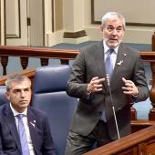 Fernando Clavijo y Manuel Domínguez en el Parlamento de Canarias