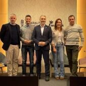 De izquierda a derecha, Pedro Luis Pérez (CEO de SoftMe), Fede Fuster, Jose Manuel Camarero, Mayte García y Jodi Sanjuan