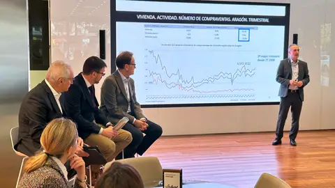 Fabra durante la presentación del informe en el espacio Xplora de Ibercaja Fabra durante la presentación del informe en el espacio Xplora de Ibercaja