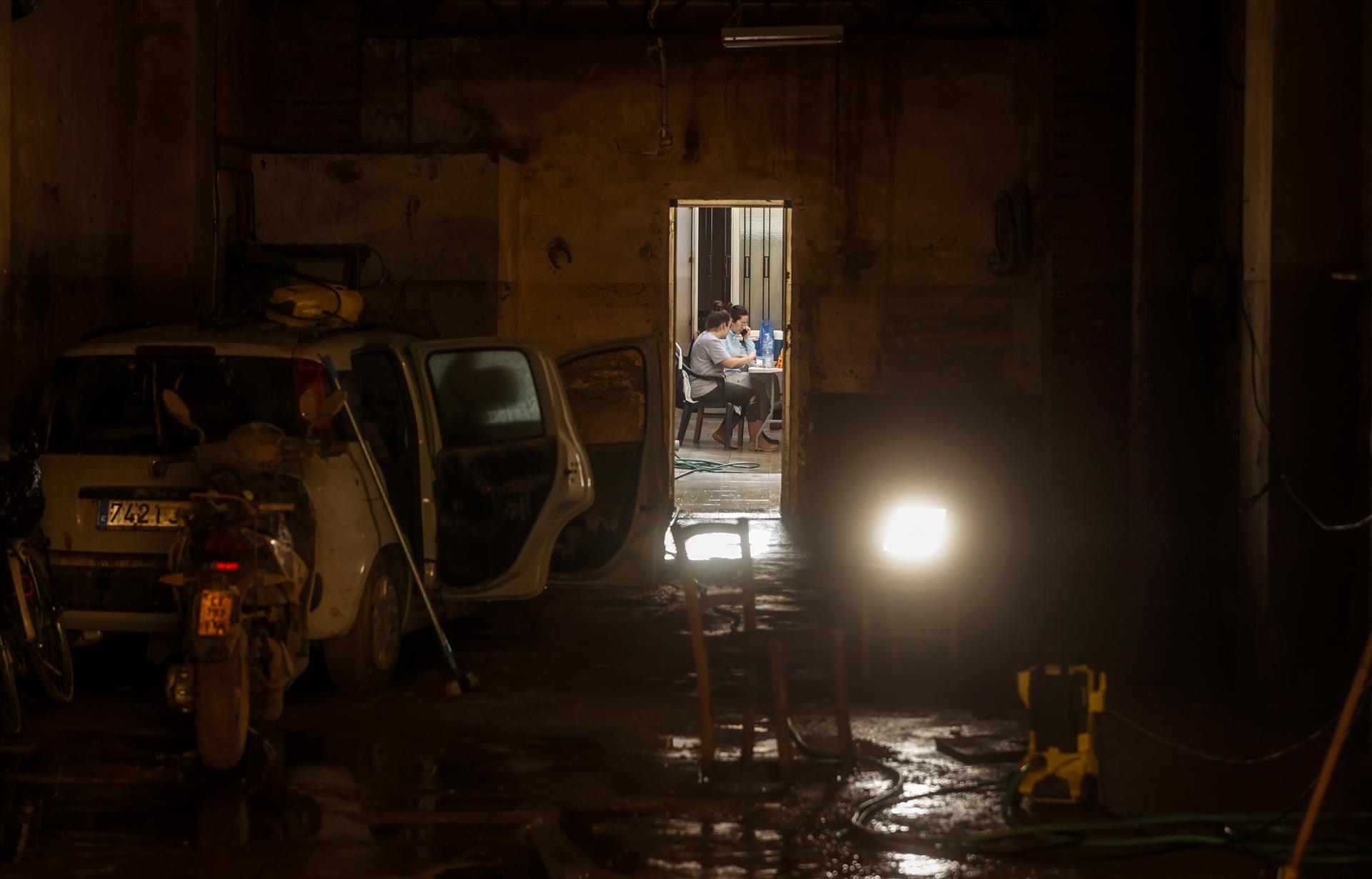 La retirada de lodo en garajes arrancará este martes en L'Horta Sud y Algemesí La retirada de lodo en garajes arrancará este martes en L'Horta Sud y Algemesí