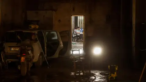 Un garaje iluminado con un foco Un garaje iluminado con un foco