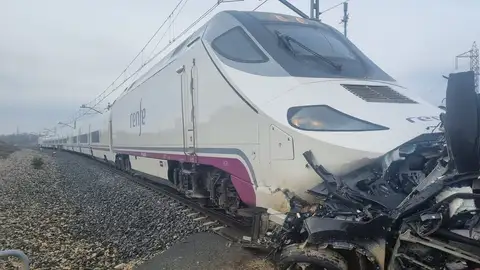 Al menos dos fallecidos tras la colisión entre un tren Alvia y un turismo en Husillos Sucesos