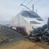 Al menos dos fallecidos tras la colisión entre un tren Alvia y un turismo en Husillos