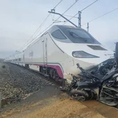 Al menos dos fallecidos tras la colisión entre un tren Alvia y un turismo en Husillos Al menos dos fallecidos tras la colisión entre un tren Alvia y un turismo en Husillos