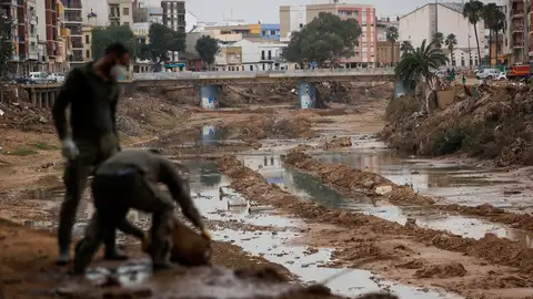 Militares vacían un cubo lleno de lodo en el barranco del Poyo, en Paiporta Militares vacían un cubo lleno de lodo en el barranco del Poyo, en Paiporta