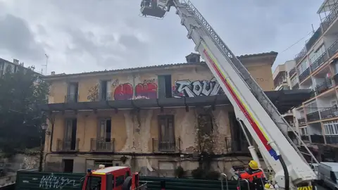 Los bomberos, durante la inspección del edificio junto al río Huécar Los bomberos, durante la inspección del edificio junto al río Huécar