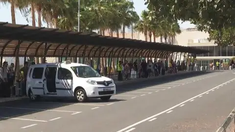 Turistas haciendo cola para subir a un taxi en el aeropuerto del sur de Tenerife Turistas haciendo cola para subir a un taxi en el aeropuerto del sur de Tenerife