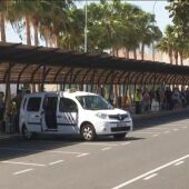 Turistas haciendo cola para subir a un taxi en el aeropuerto del sur de Tenerife