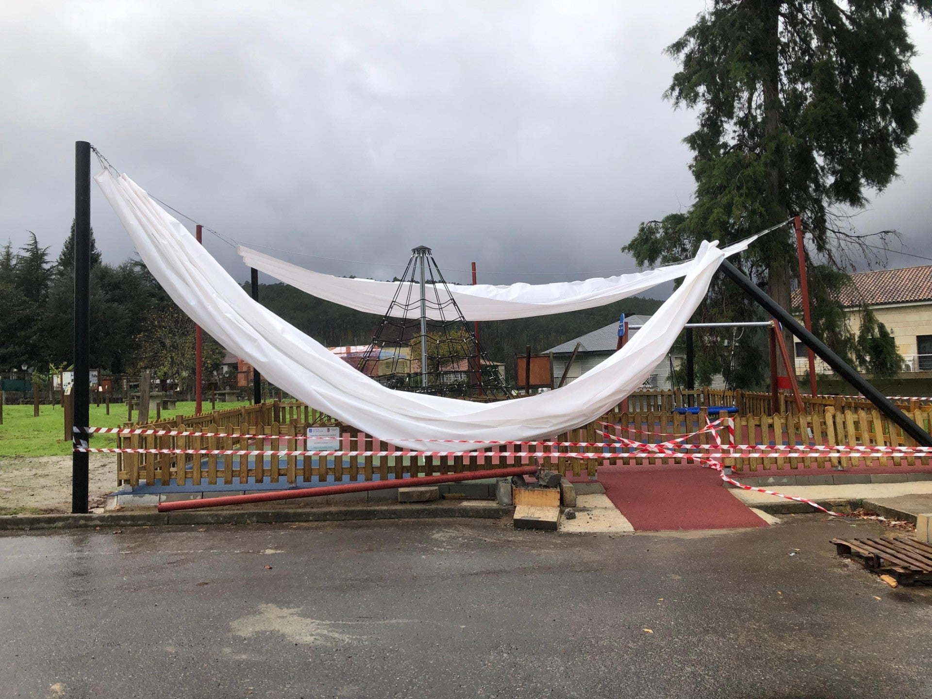 Os socialistas de Lobios denuncian unha chapuza na reforma dun parque Os socialistas de Lobios denuncian unha chapuza na reforma dun parque