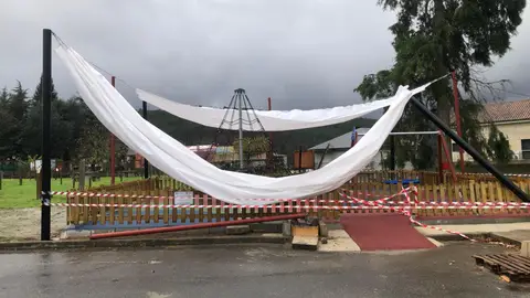 Os socialistas de Lobios denuncian unha chapuza na reforma dun parque Os socialistas de Lobios denuncian unha chapuza na reforma dun parque