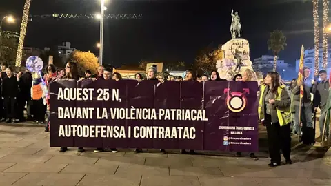 Centenares de personas se manifiestan en Palma para pedir fin de la violencia dividido en dos manifestaciones Una de las pancartas de la manifestación convocada por la Coordinadora Transfeminista de Mallorca