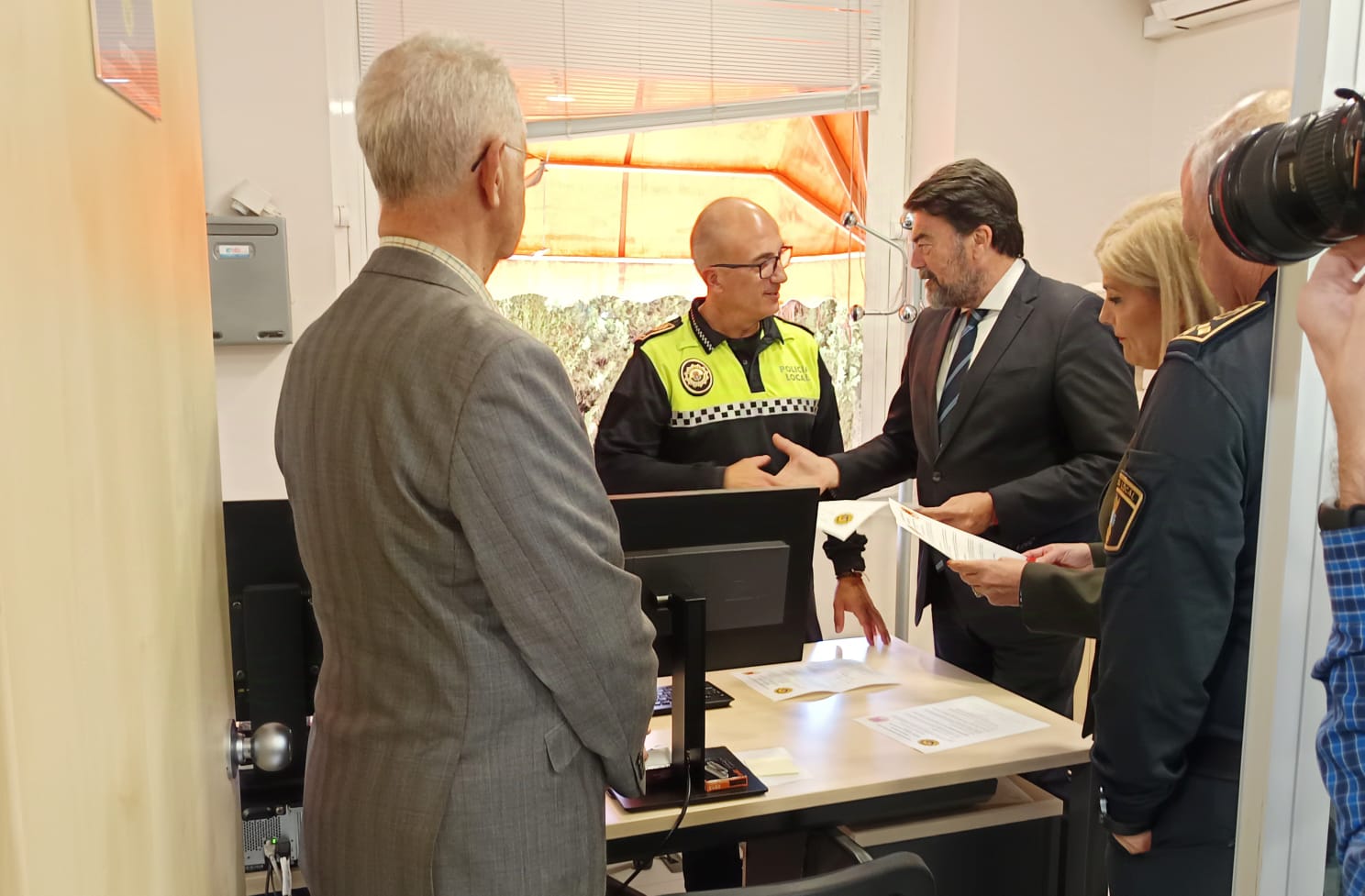 Alicante abre una oficina contra la ocupación ilegal de viviendas en la Jefatura de la Policía Local Alicante abre una oficina contra la ocupación ilegal de viviendas en la Jefatura de la Policía Local