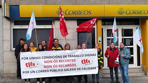 Concentraci&oacute;n convocada por la CIG ante la oficina de Correos de Carballo