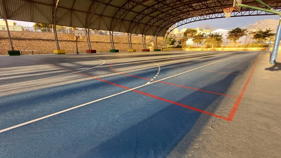 L´Alfàs mejora y limpia las pistas deportivas municipales L´Alfàs mejora y limpia las pistas deportivas municipales