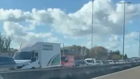 Las obras de rehabilitación del firme de la autovía A-5 en Badajoz provocan nuevas afectaciones desde este martes Las obras de rehabilitación del firme de la autovía A-5 en Badajoz provocan nuevas afectaciones desde este martes