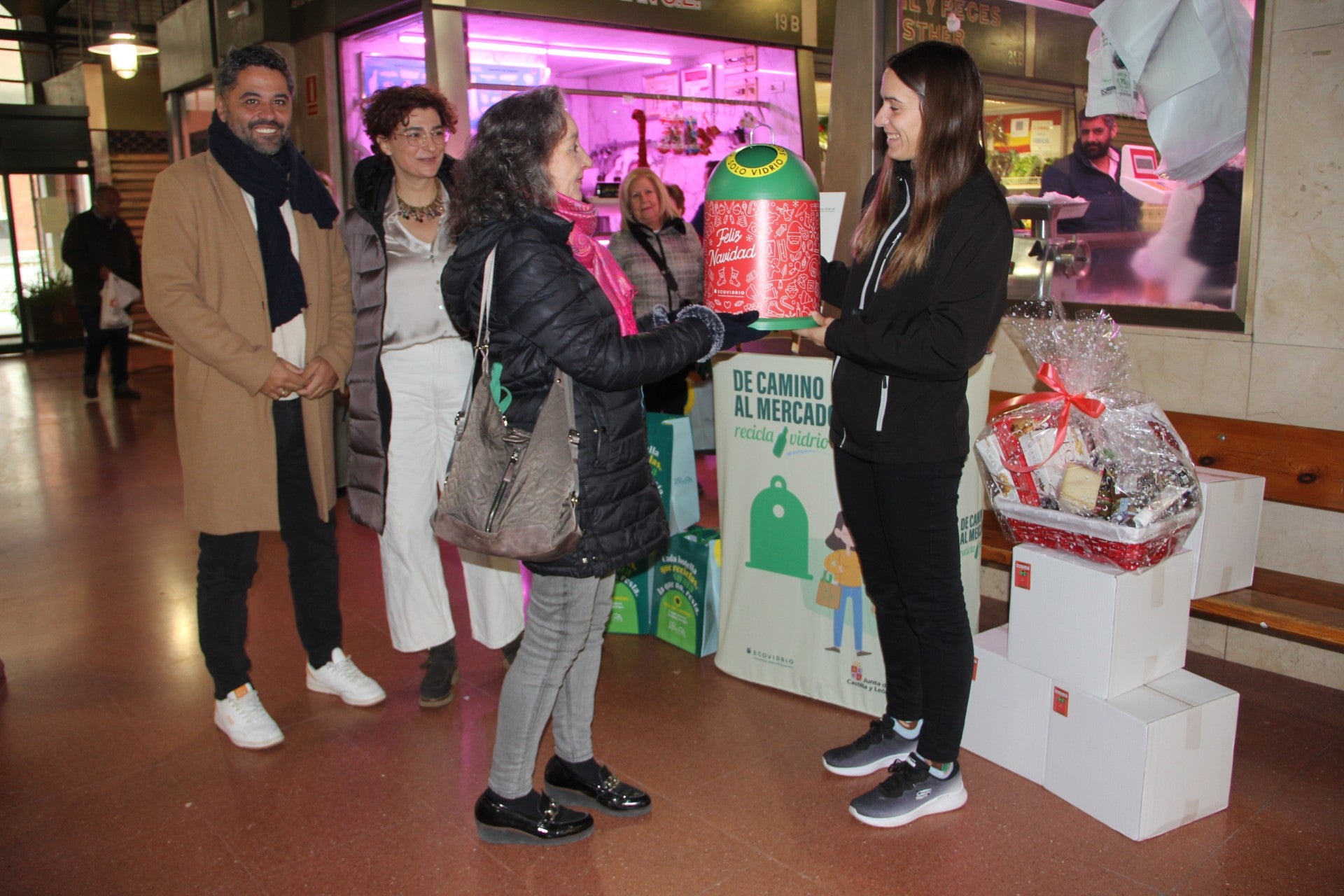 Ecovidrio y el Ayuntamiento de Palencia ponen en marcha la campaña “De camino al mercado, recicla vidrio" Ecovidrio y el Ayuntamiento de Palencia ponen en marcha la campaña “De camino al mercado, recicla vidrio"