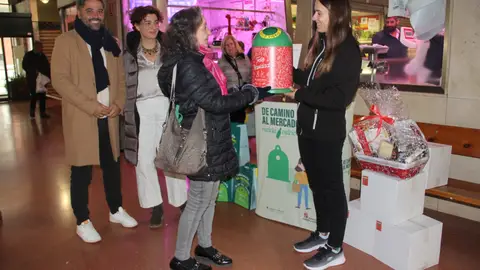 Ecovidrio y el Ayuntamiento de Palencia ponen en marcha la campaña “De camino al mercado, recicla vidrio" .