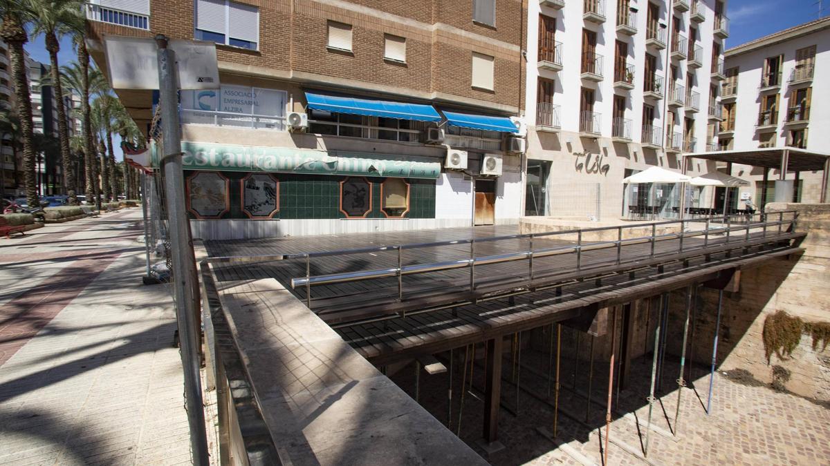 Alzira adjudica las obras de la pasarela del Mercat tras un año de demandas vecinales Alzira adjudica las obras de la pasarela del Mercat tras un año de demandas vecinales