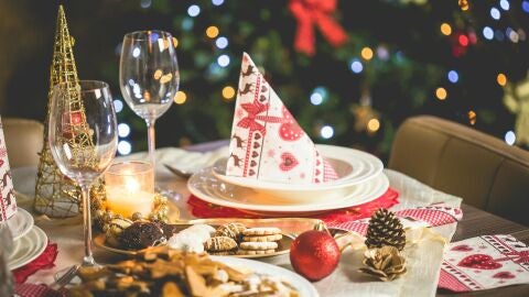 Una mesa con decoraci&oacute;n t&iacute;pica de Navidad.