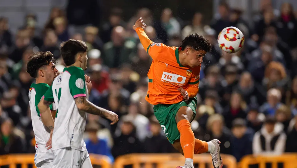 26/11/2024 00:00 (UTC +01:00) Crédito: EFE Fuente: EFE Autor: SERGIO PEREZ Temática: Deporte » Fútbol El extremo costarricense del Valencia Warren Madrigal (d) remata un balón durante el encuentro de la Copa del Rey disputado este martes entre el CP Parla Escuela y el Valencia CF en el estadio Las Américas de Madrid. 26/11/2024 00:00 (UTC +01:00) Crédito: EFE Fuente: EFE Autor: SERGIO PEREZ Temática: Deporte » Fútbol El extremo costarricense del Valencia Warren Madrigal (d) remata un balón durante el encuentro de la Copa del Rey disputado este martes entre el CP Parla Escuela y el Valencia CF en el estadio Las Américas de Madrid.