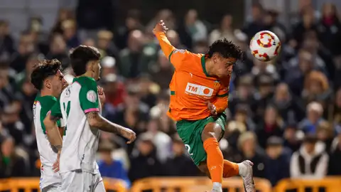 26/11/2024 00:00 (UTC +01:00) Crédito: EFE Fuente: EFE Autor: SERGIO PEREZ Temática: Deporte » Fútbol El extremo costarricense del Valencia Warren Madrigal (d) remata un balón durante el encuentro de la Copa del Rey disputado este martes entre el CP Parla Escuela y el Valencia CF en el estadio Las Américas de Madrid. 26/11/2024 00:00 (UTC +01:00) Crédito: EFE Fuente: EFE Autor: SERGIO PEREZ Temática: Deporte » Fútbol El extremo costarricense del Valencia Warren Madrigal (d) remata un balón durante el encuentro de la Copa del Rey disputado este martes entre el CP Parla Escuela y el Valencia CF en el estadio Las Américas de Madrid.