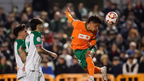 26/11/2024 00:00 (UTC +01:00) Crédito: EFE Fuente: EFE Autor: SERGIO PEREZ Temática: Deporte » Fútbol El extremo costarricense del Valencia Warren Madrigal (d) remata un balón durante el encuentro de la Copa del Rey disputado este martes entre el CP Parla Escuela y el Valencia CF en el estadio Las Américas de Madrid. 26/11/2024 00:00 (UTC +01:00) Crédito: EFE Fuente: EFE Autor: SERGIO PEREZ Temática: Deporte » Fútbol El extremo costarricense del Valencia Warren Madrigal (d) remata un balón durante el encuentro de la Copa del Rey disputado este martes entre el CP Parla Escuela y el Valencia CF en el estadio Las Américas de Madrid.